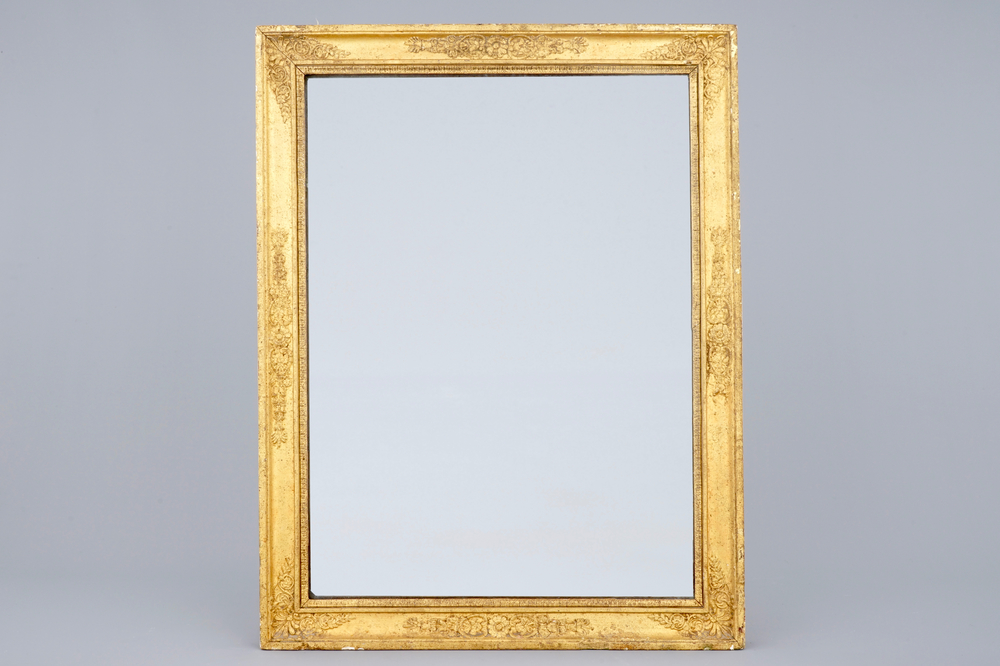 Een spiegel in gedoreerde en geprofileerde lijst, 18/19e eeuw